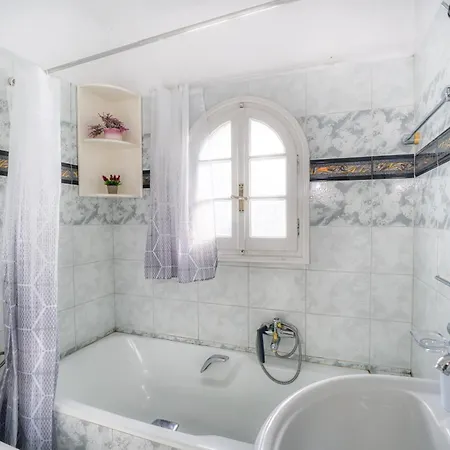 House Adela Near Ipsos With Amazing View! فيلة